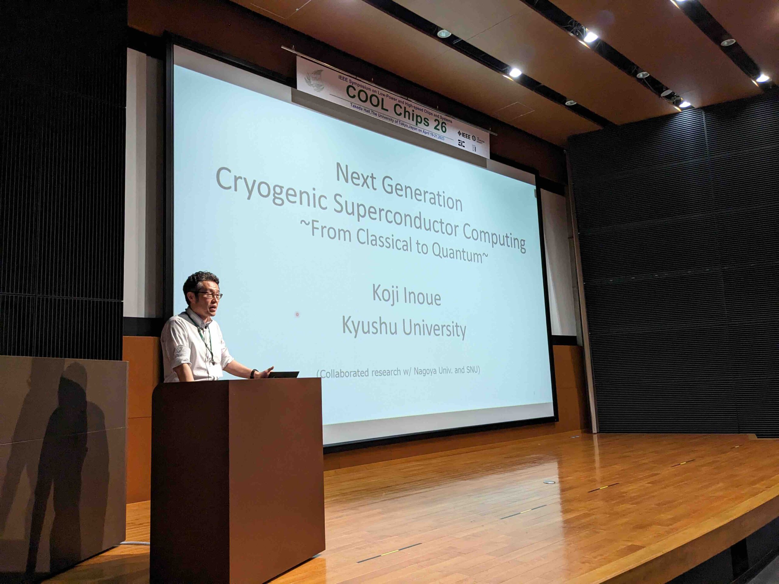 井上弘士さんが東京で開催された「IEEE Symposium on Low-Power and High-Speed Chips and Systems (COOL Chips 26)」で招待講演を行いました。[Koji Inoue, Next Generation Cryogenic Superconductor Computing ~From Classical to Quantum~]