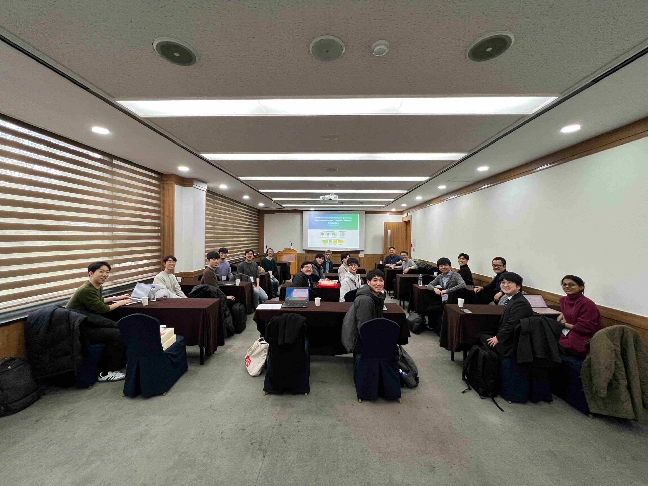 ソウル大学のHigh Performance Computer System (HPCS) Lab.を訪問し、極低温コンピューティングや量子コンピューティングに関するワークショップを開催しました！また、学生同士の技術交流会も行い、有意義な訪問となりました。